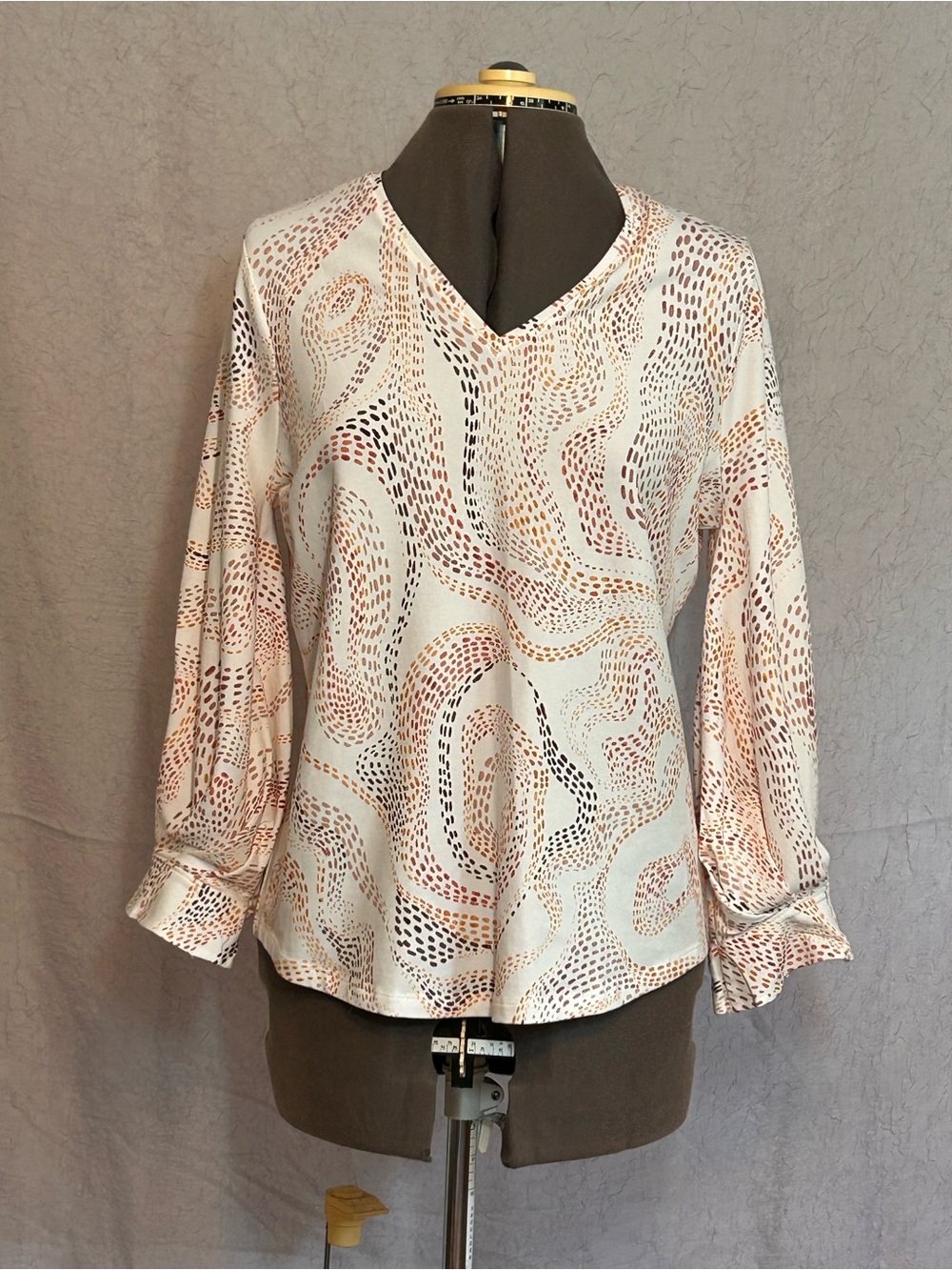 Chico’s Women's Cream Patterned V-Neck Blouse (Size 1)